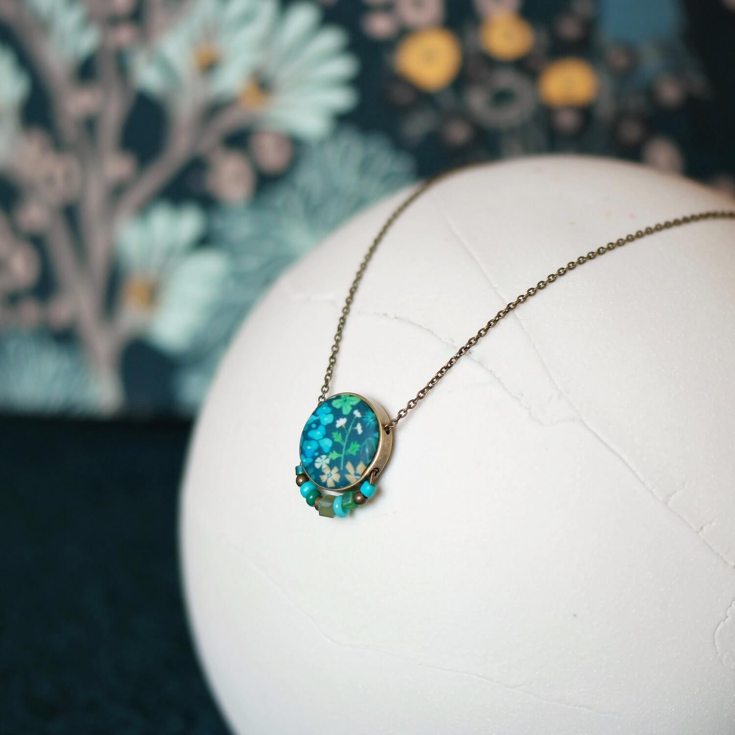 11prunes-amicie-collier-court-laiton-cabochon-floral-vert image 3