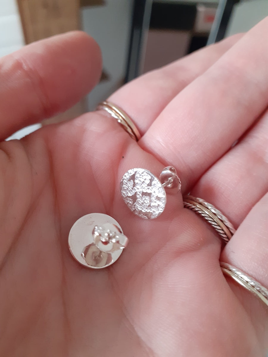 atelier-claire-marie-steinmetz-ateliers-bague-argent-textur-1-personne image 7