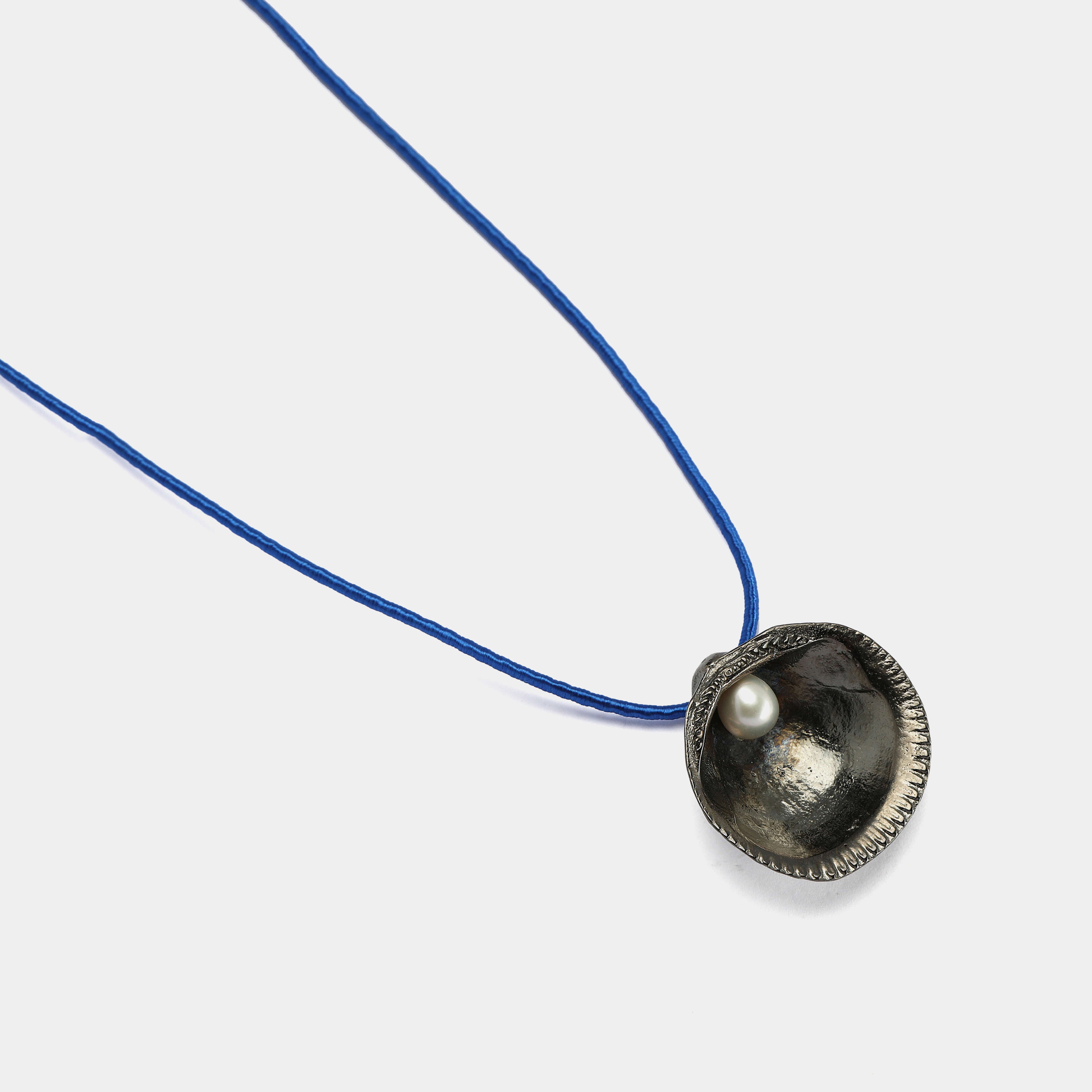 agapi-seastories-king-clam-collier-cordon-perle-rhodium image 1