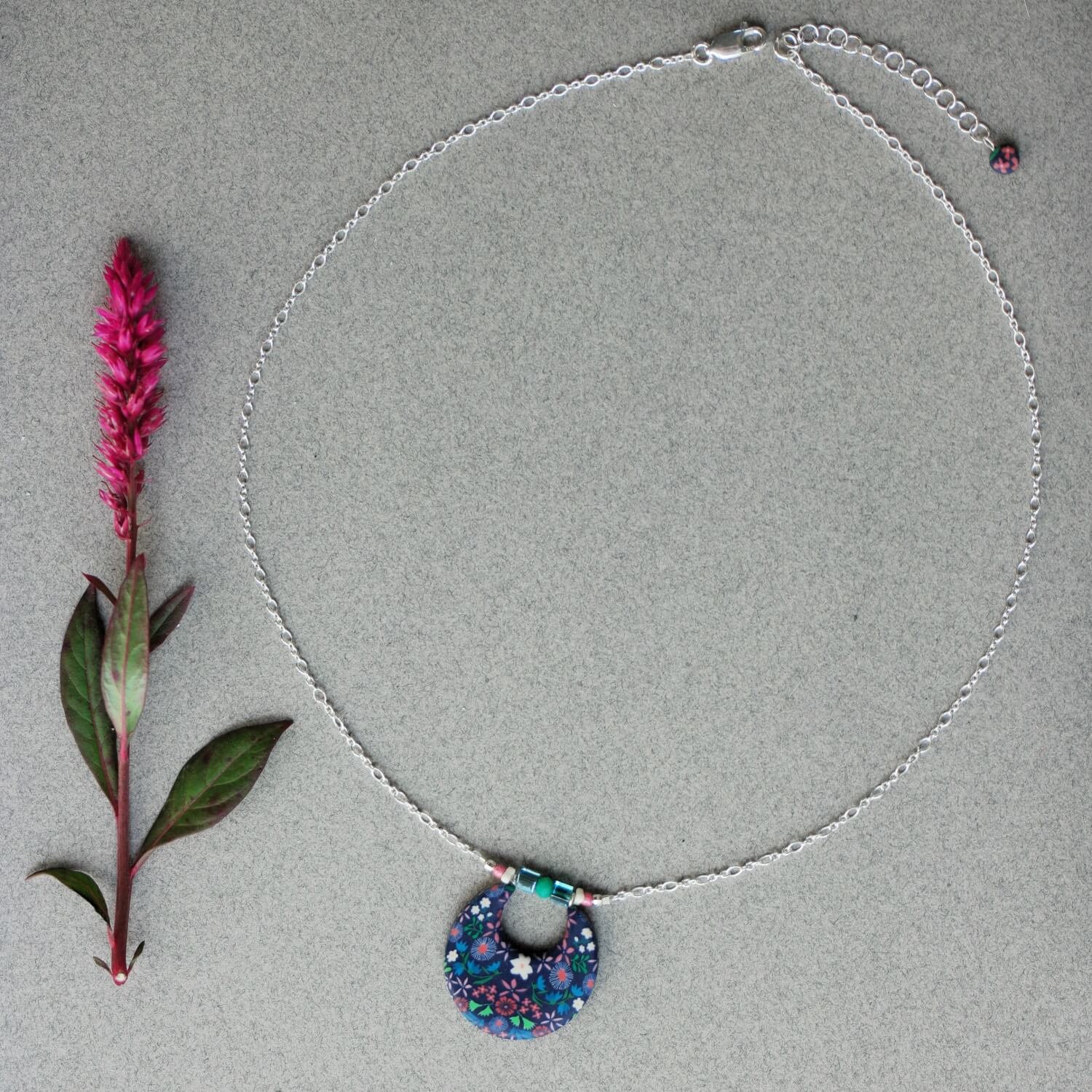 11prunes-nolana-collier-pendentif-rond-floral-bleu-cha-ne-argent image 4