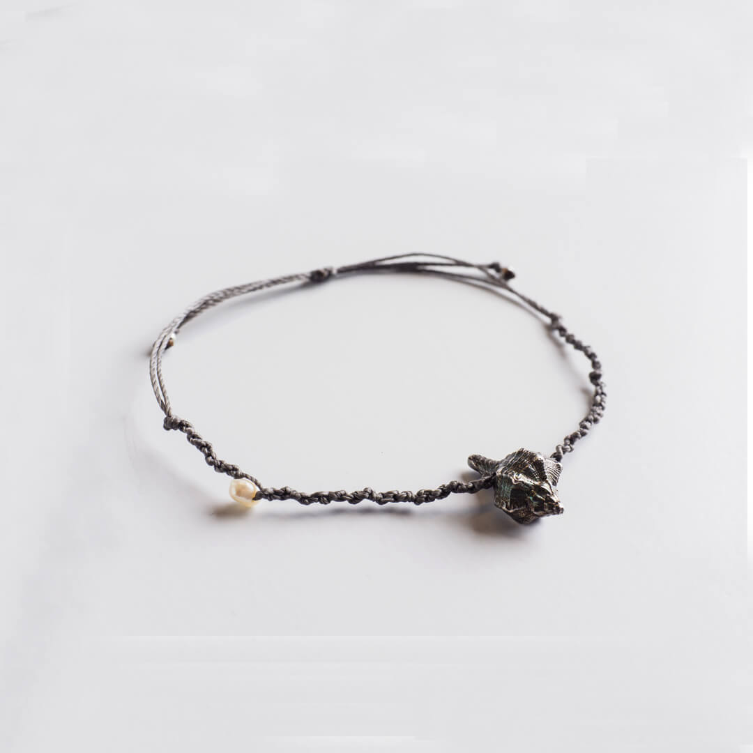 agapi-seastories-seashell-extravaganza-bracelet-macram-gris image 1