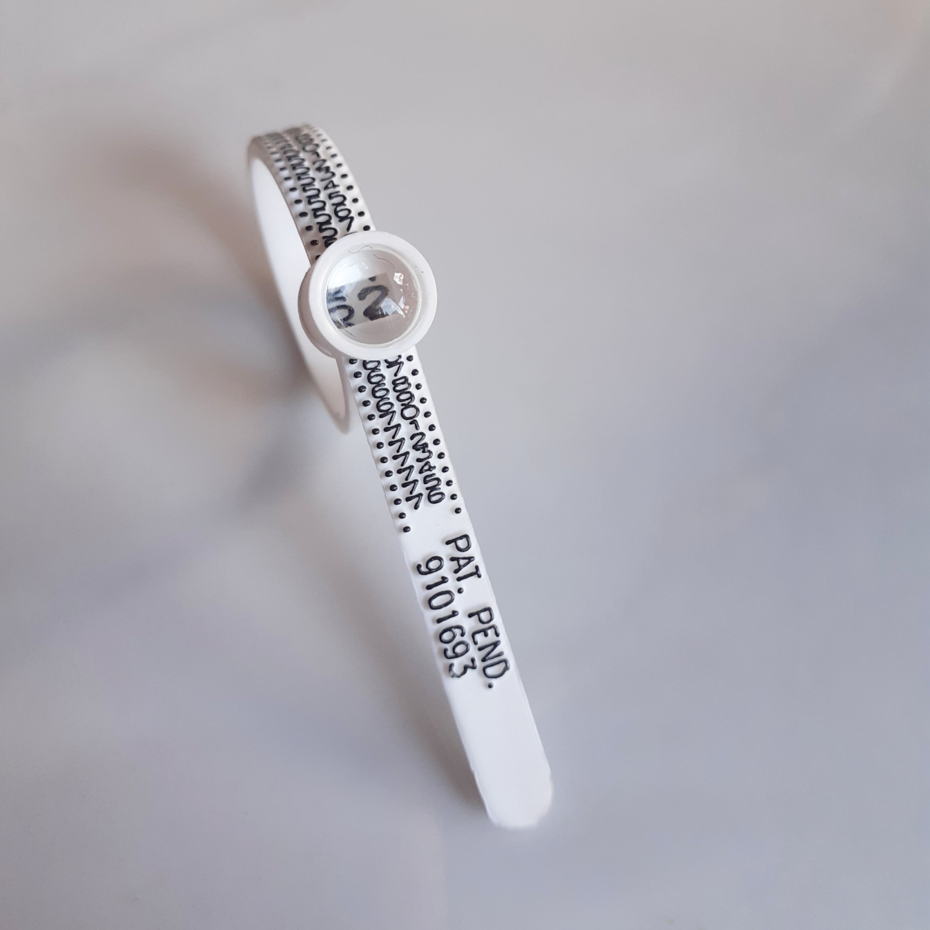 atelier-claire-marie-steinmetz-baguier-mesure-taille-bague-plastique image 2