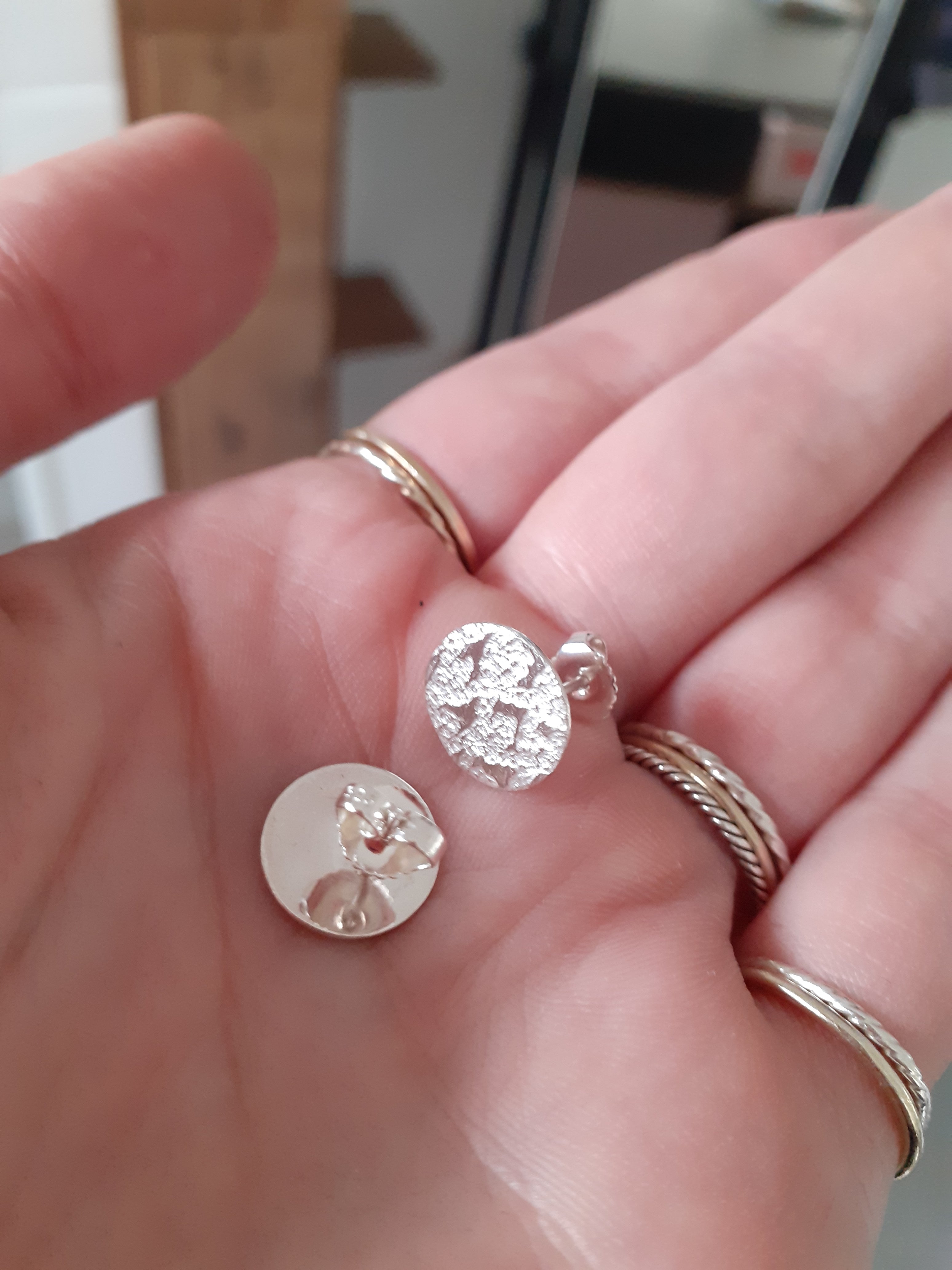 atelier-claire-marie-steinmetz-boucles-moon-puces-argent-noir-12-mm image 3