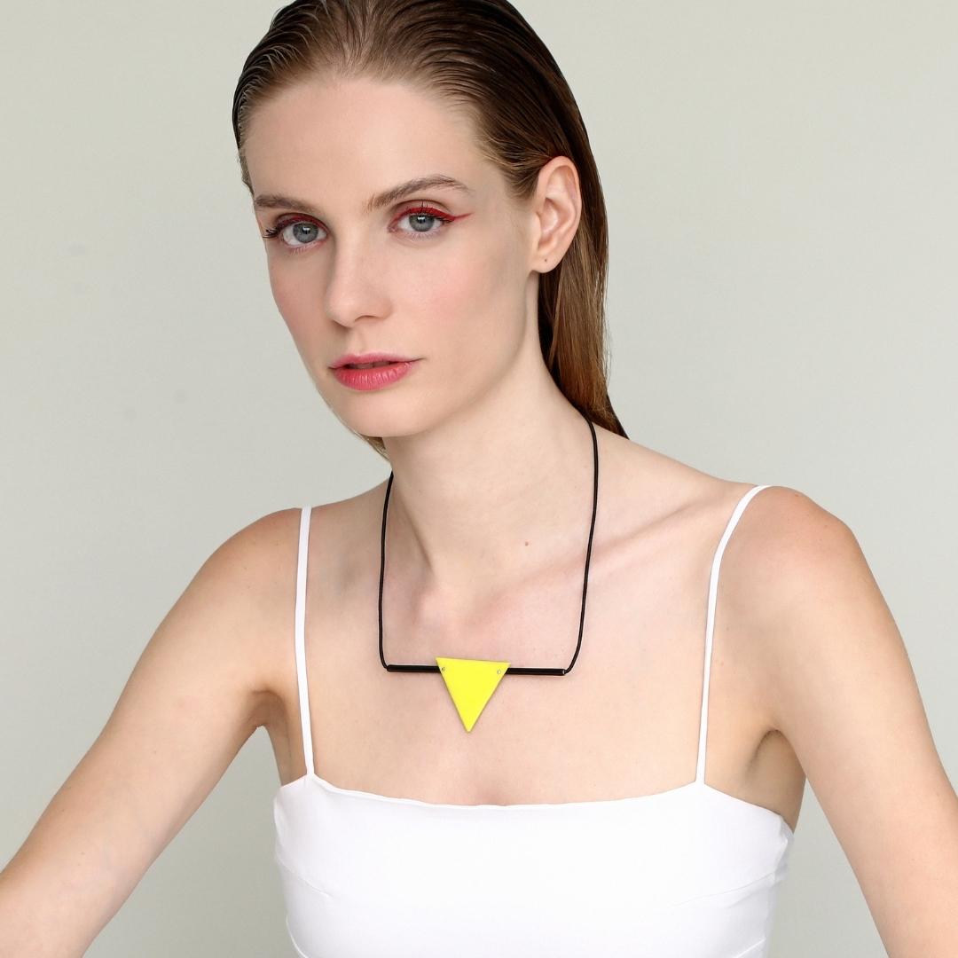 agapi-bau-jewels-collier-triangle-cordon-noir-jaune image 2
