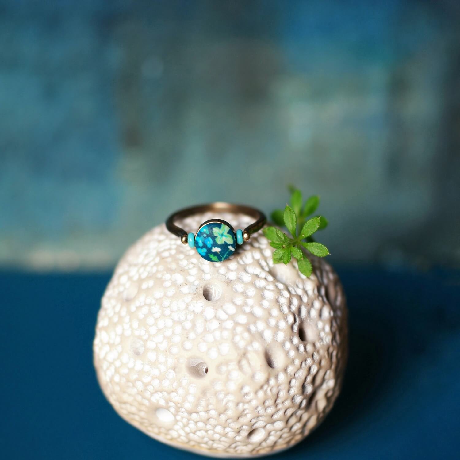 11prunes-amicie-bague-fine-cabochon-floral-vert-laiton-t54 image 1