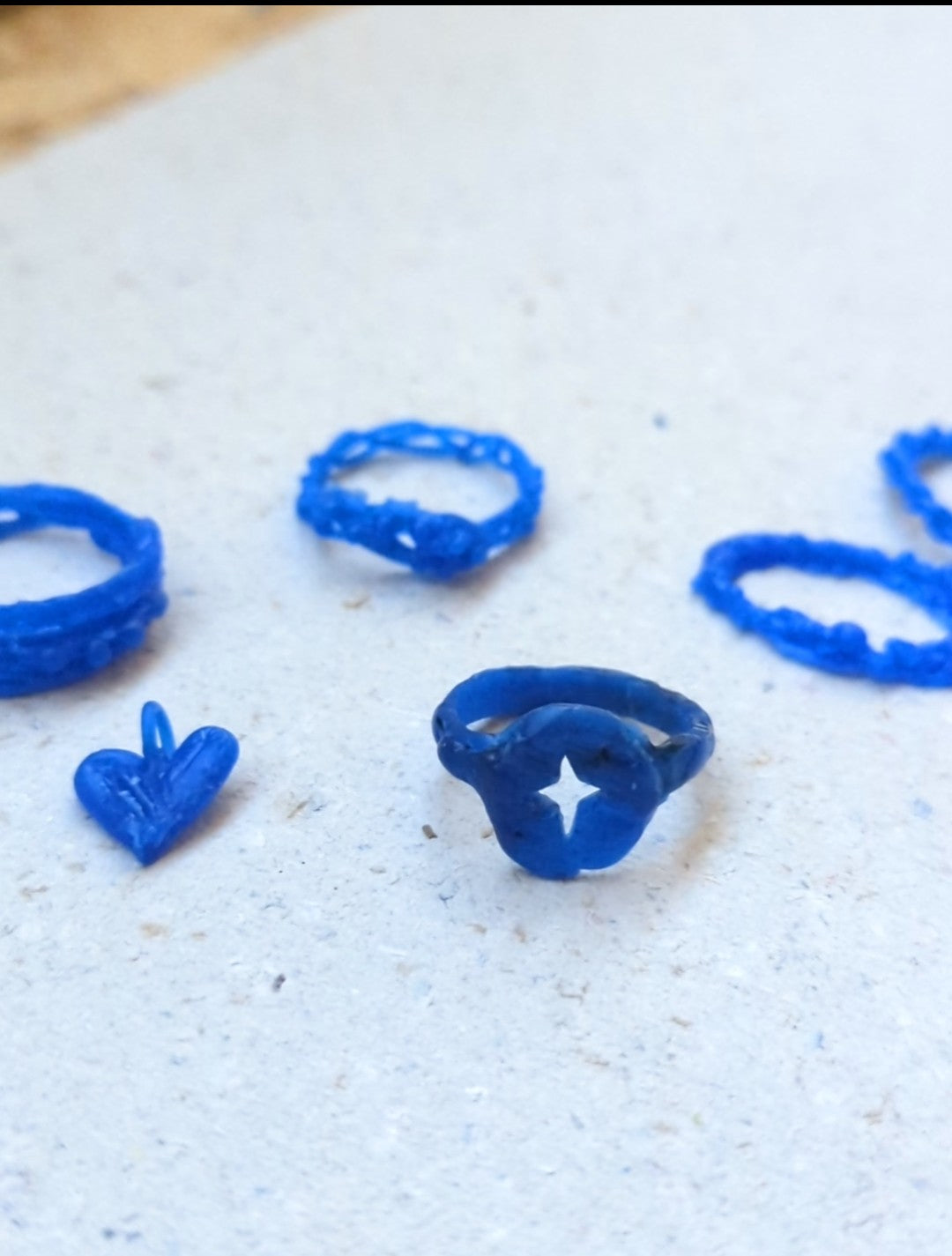 atelier-claire-marie-steinmetz-cire-bague-bronze-3-personnes-et-plus image 3