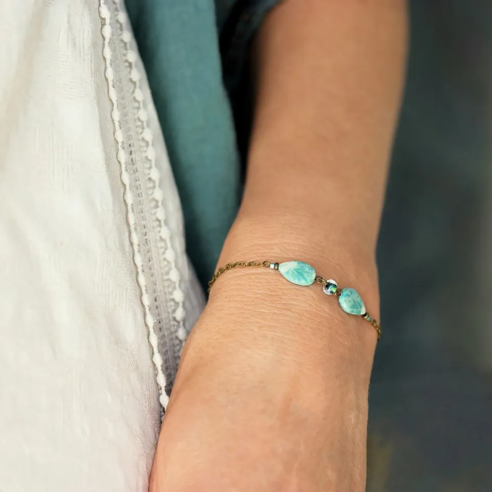 11prunes-kalimeris-bracelet-fin-floral-c-ladon-laiton image 1