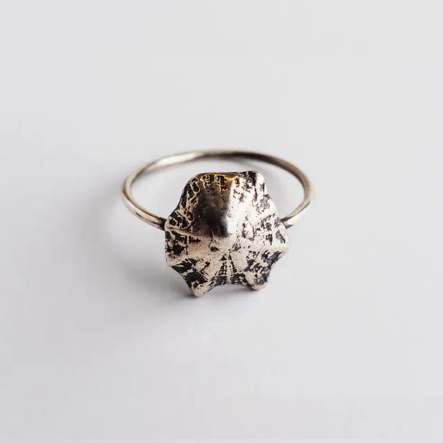 agapi-seastories-rock-limpet-bague-patelle-argent-noirci-52 image 1