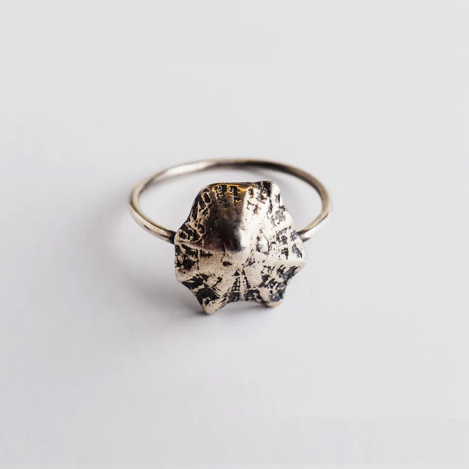 agapi-seastories-rock-limpet-bague-patelle-argent-noirci-52 image 1