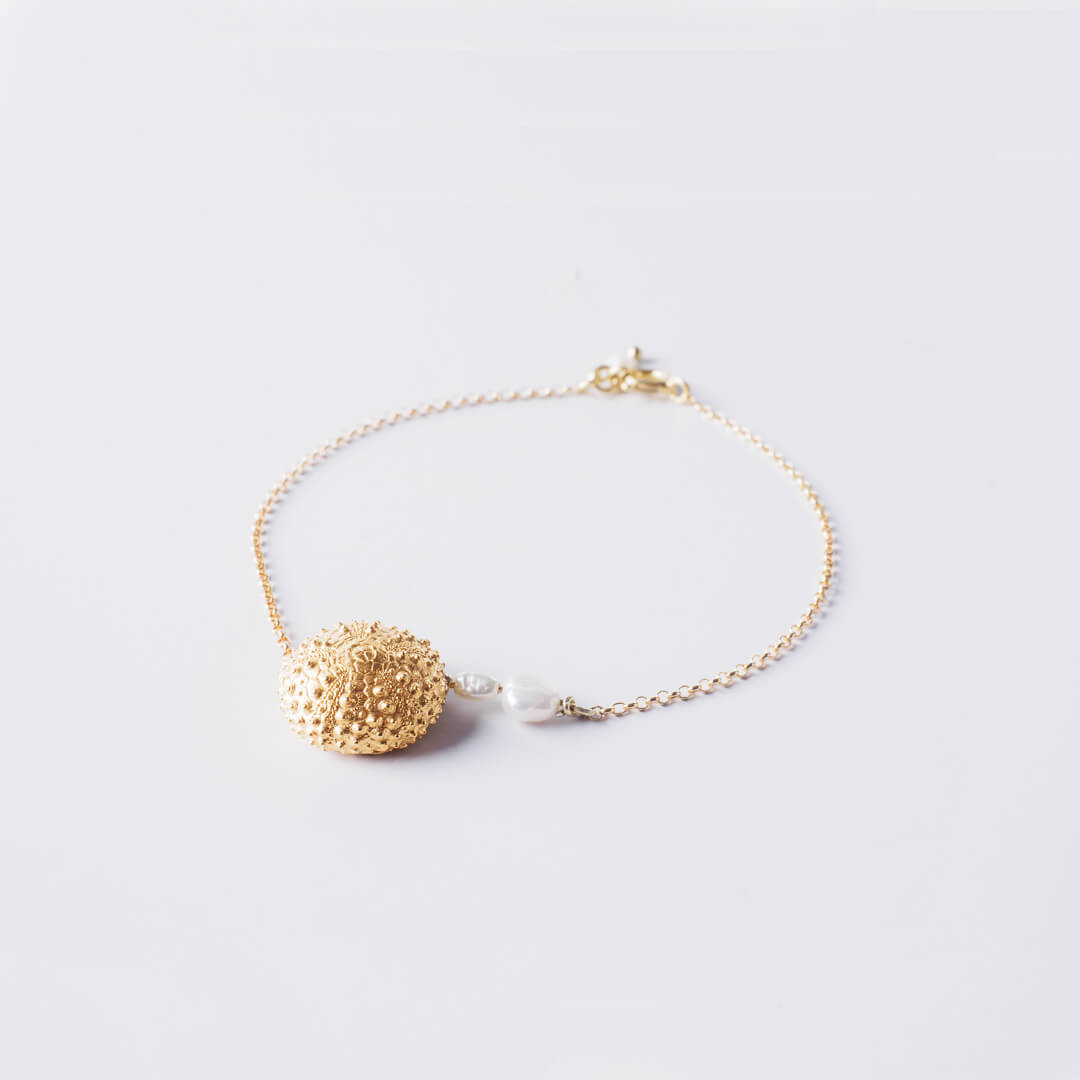 agapi-seastories-urchin-bracelet-dor-oursin image 3