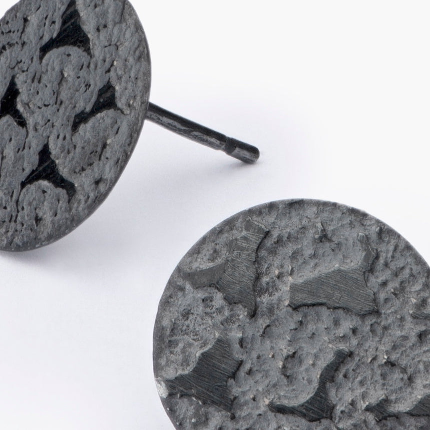 atelier-claire-marie-steinmetz-boucles-moon-puces-argent-noir-12-mm image 2
