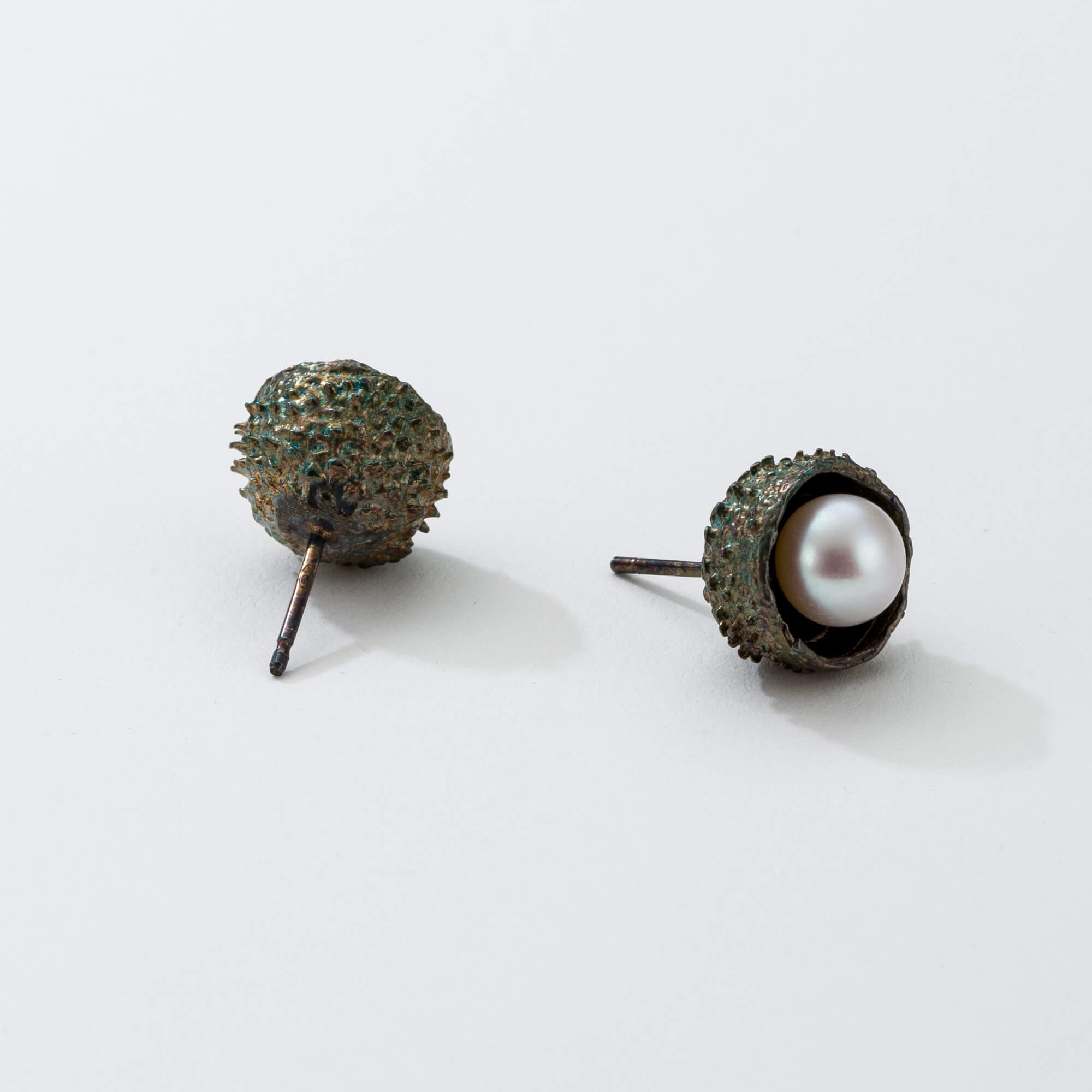 agapi-forestland-boucles-glands-perle-patine-arc-en-ciel image 3