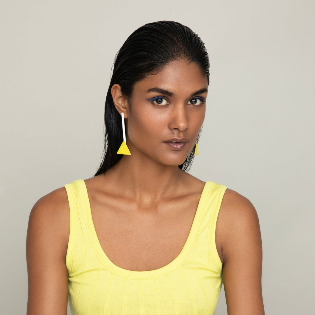 agapi-bau-jewels-triangle-boucles-pendantes-jaunes-blanches image 2