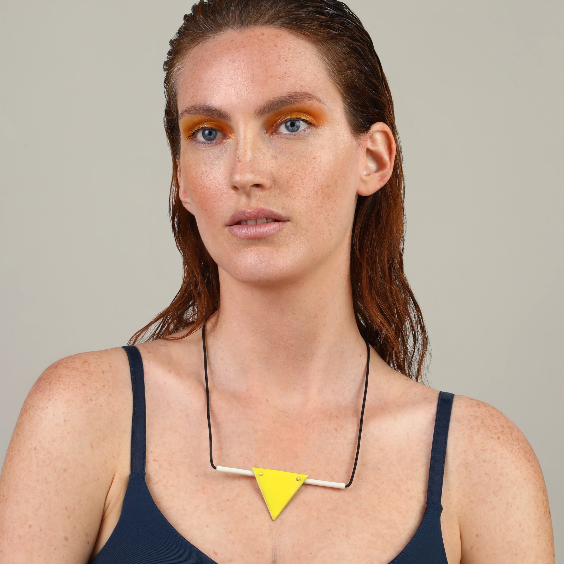 agapi-bau-jewels-triangle-collier-cordon-blanc-jaune image 2