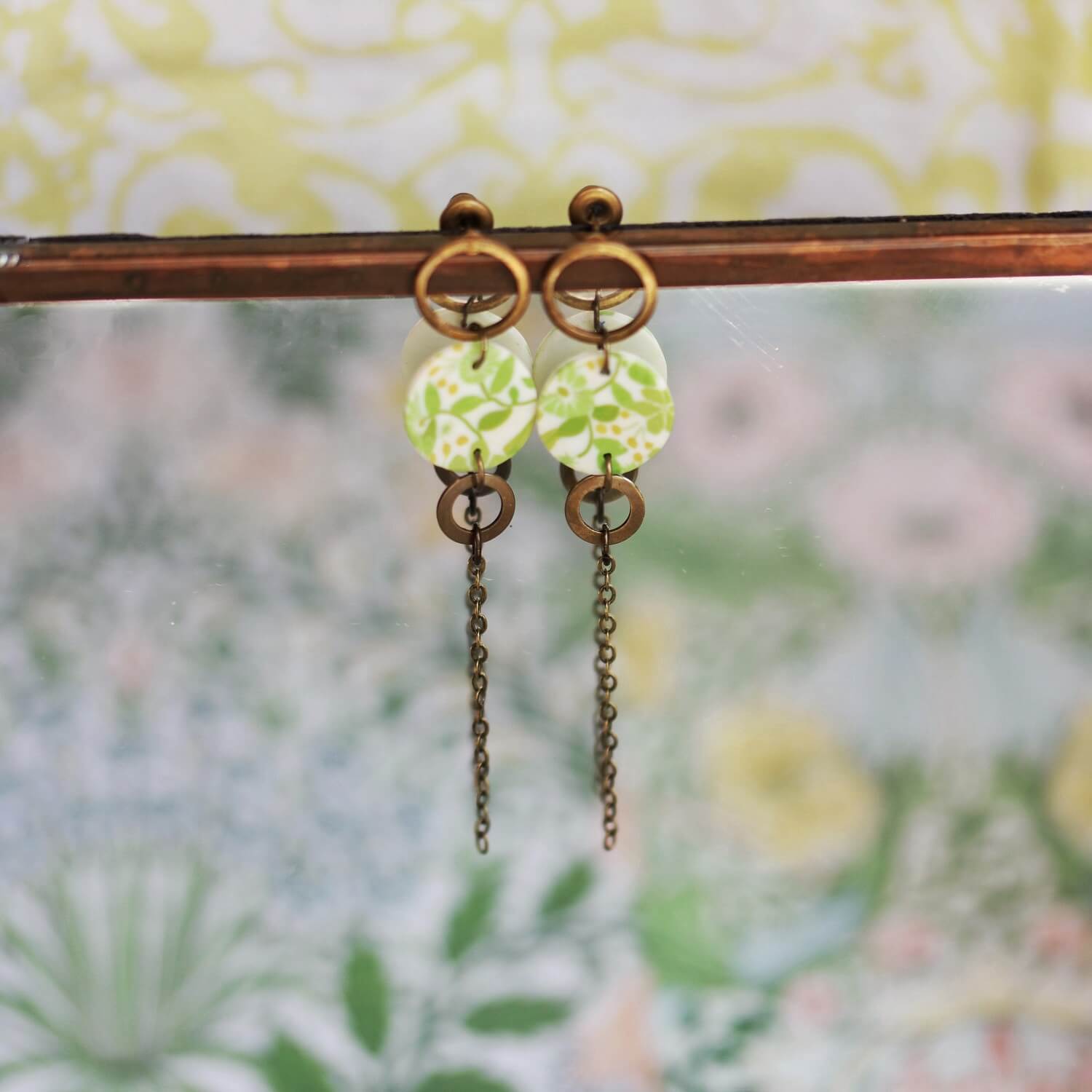 11prunes-doradille-boucles-pendantes-laiton-motif-floral-vert-lime image 3