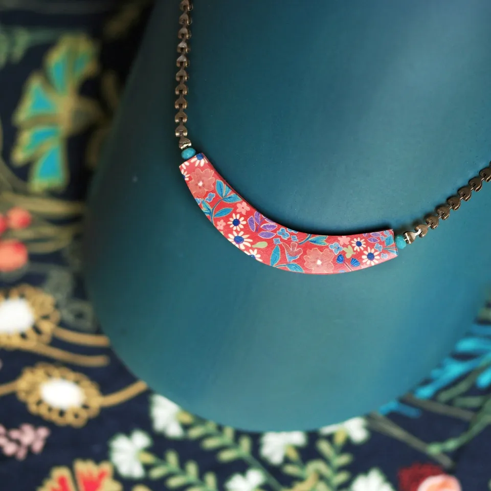 11prunes-hanami-collier-court-floral-rouge-laiton-39-5-cm image 1
