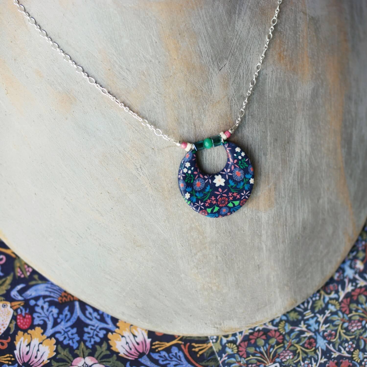 11prunes-nolana-collier-pendentif-rond-floral-bleu-cha-ne-argent image 2