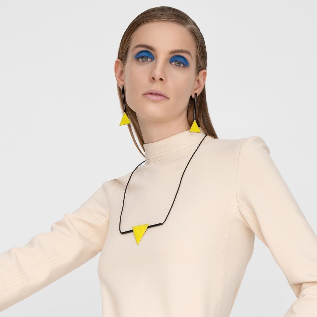 agapi-bau-jewels-triangle-boucles-longues-jaune-noir image 3