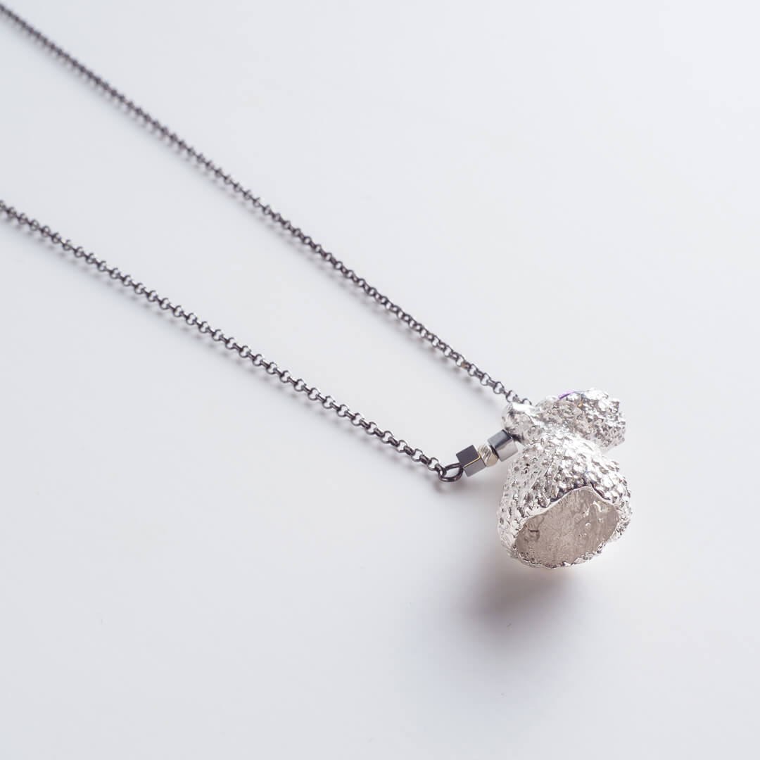 agapi-forestland-two-acorns-collier-gland-argent image 3