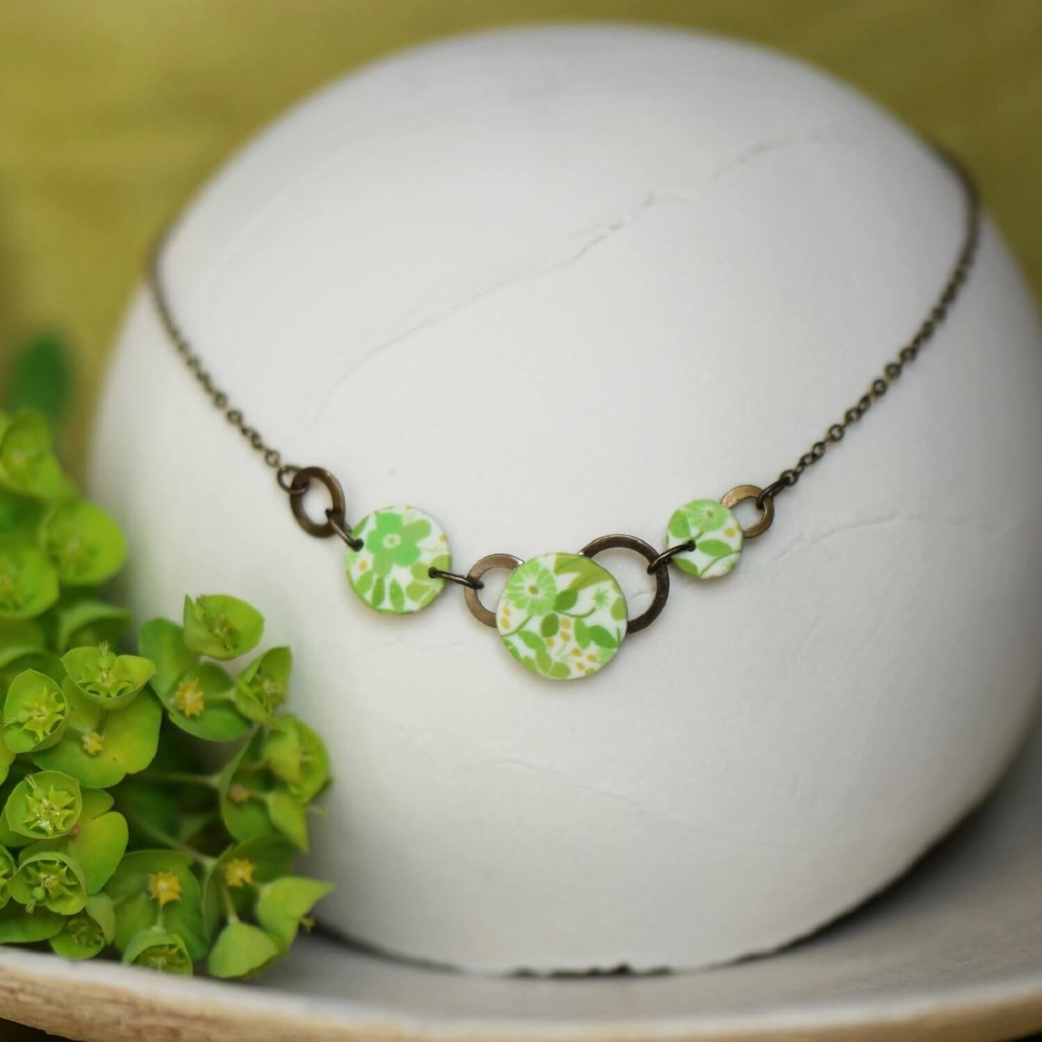 11prunes-doradille-collier-guirlande-cercles-vert-lime-floral image 2