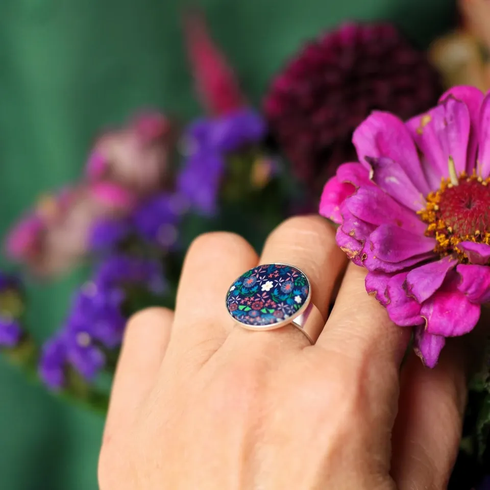 11prunes-nolana-bague-cabochon-floral-bleu-rose-argent-925-ajustable image 1