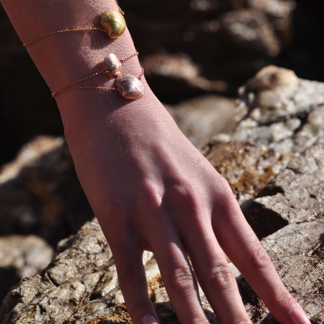 agapi-seastories-master-clam-bracelet-coquillage-plaqu-or image 4