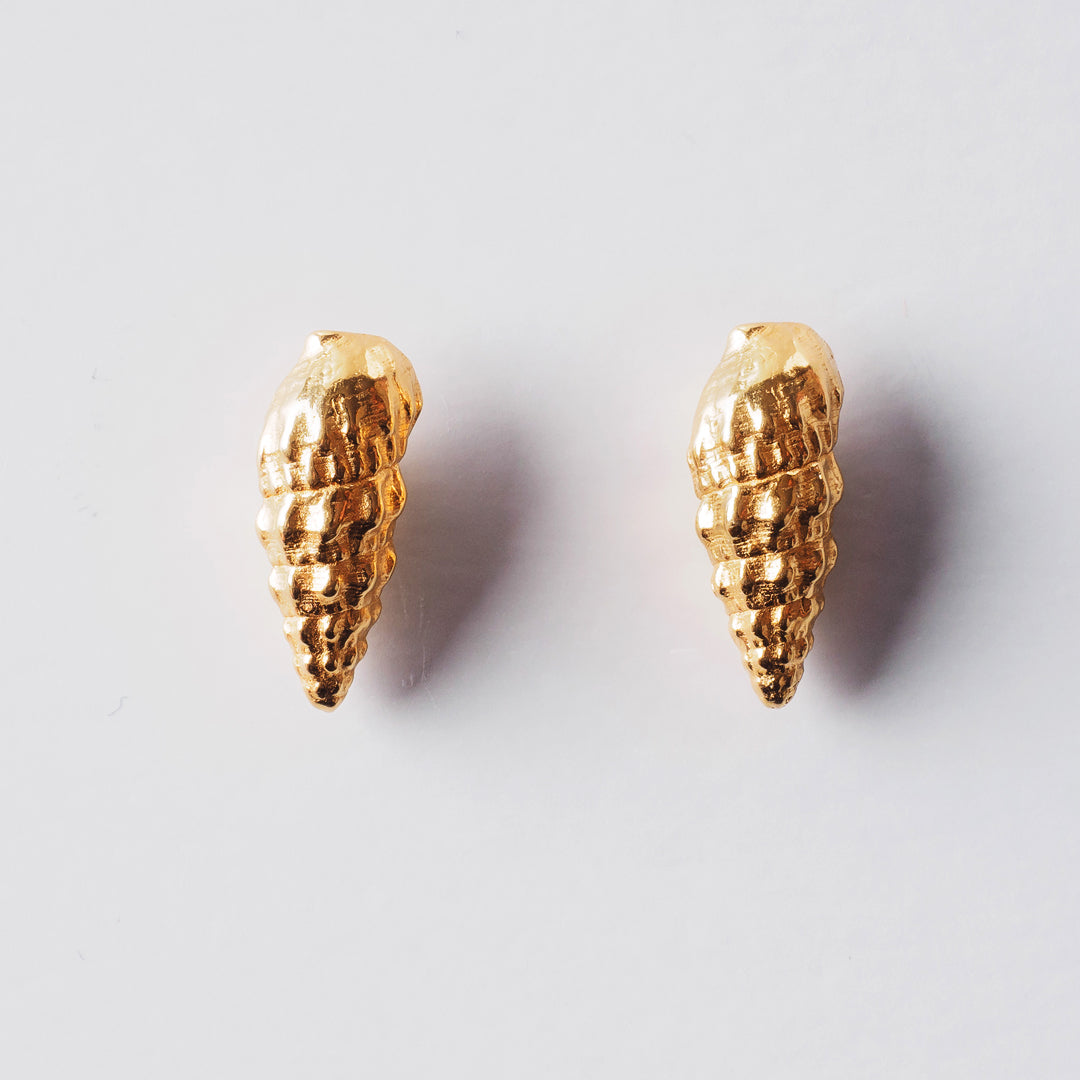 agapi-seastories-wild-seashell-clous-oreilles-plaqu-or image 1