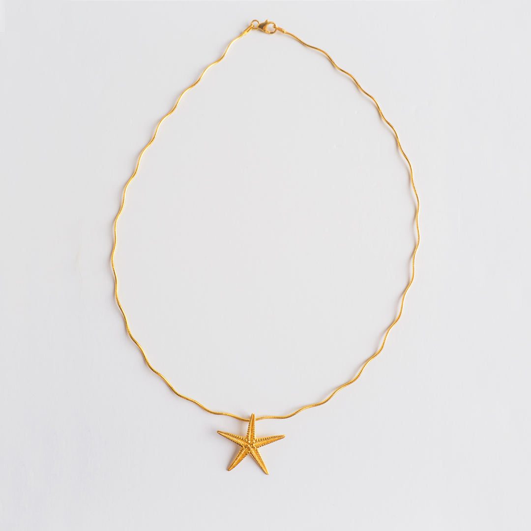 agapi-seastories-starfish-collier-toile-de-mer-dor-41-cm image 3