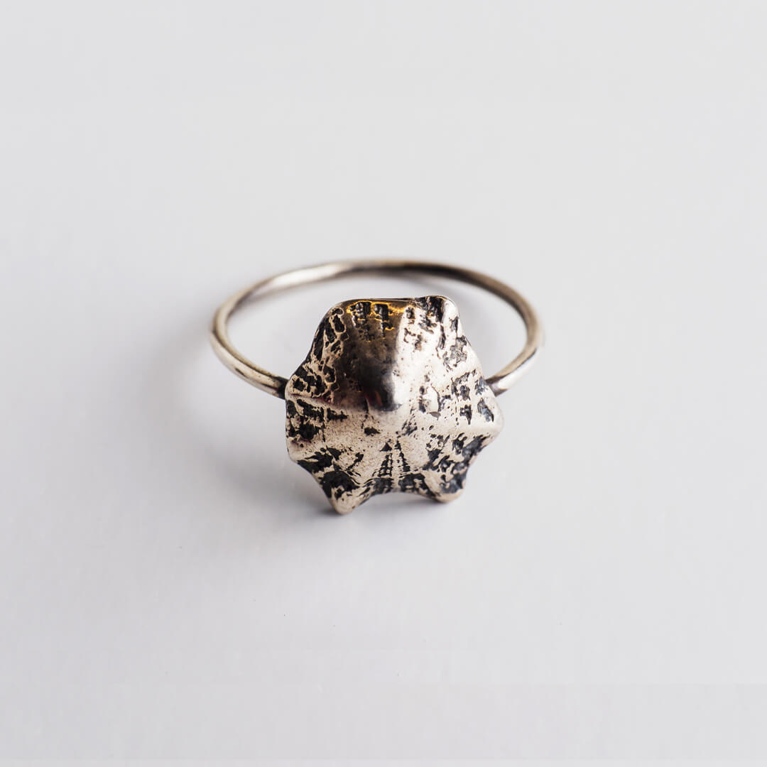 agapi-seastories-rock-limpet-bague-patelle-argent-noirci-52 image 1