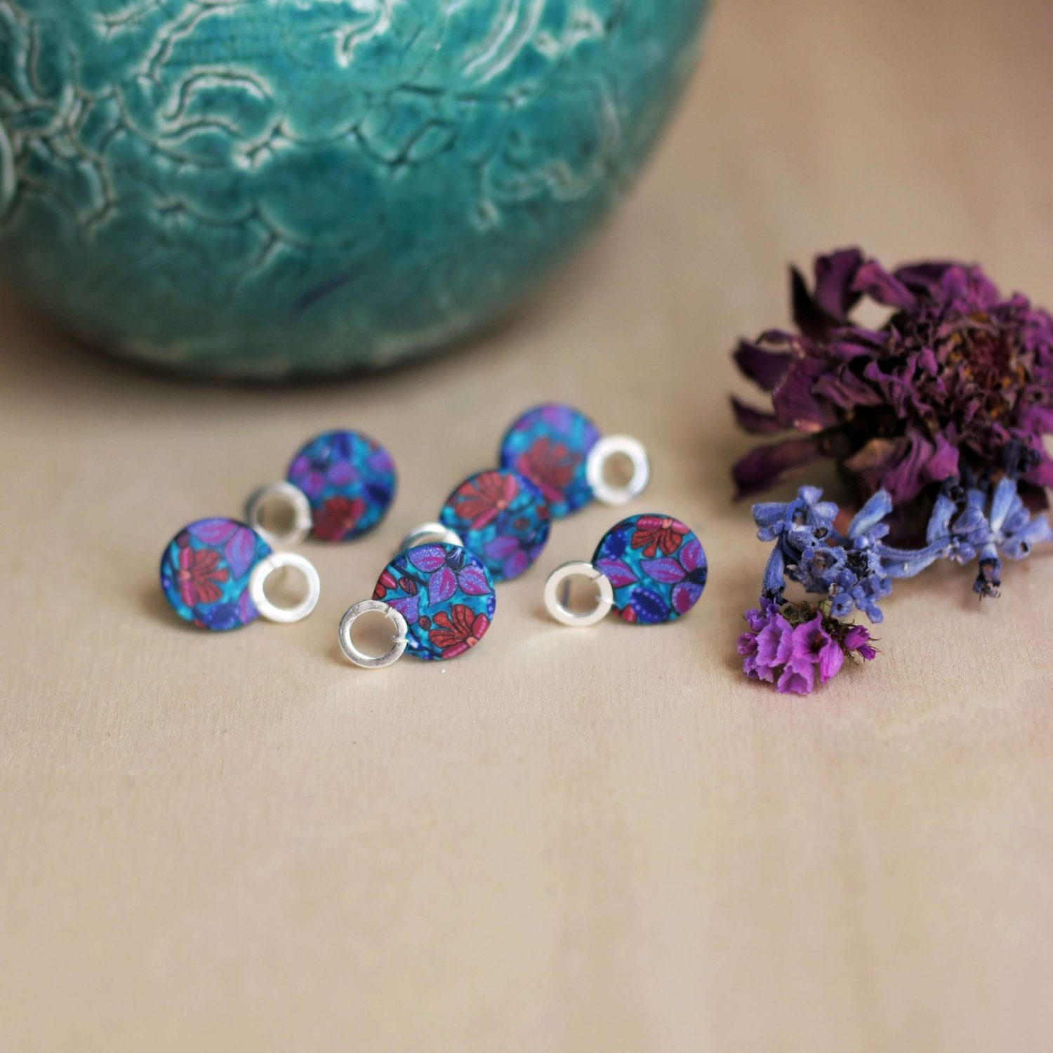 11prunes-clivia-clous-argent-925-boucles-wax-violet-2-cm image 2