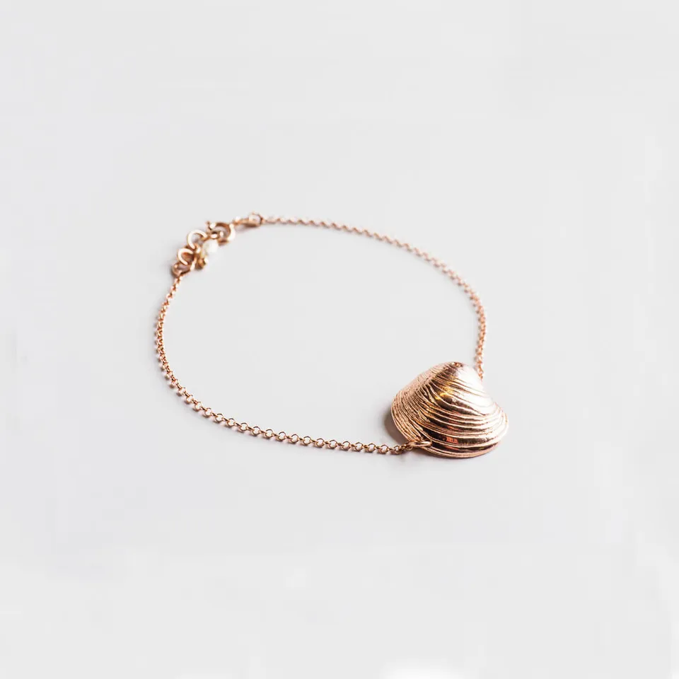 agapi-seastories-master-clam-bracelet-coquillage-or-rose image 1