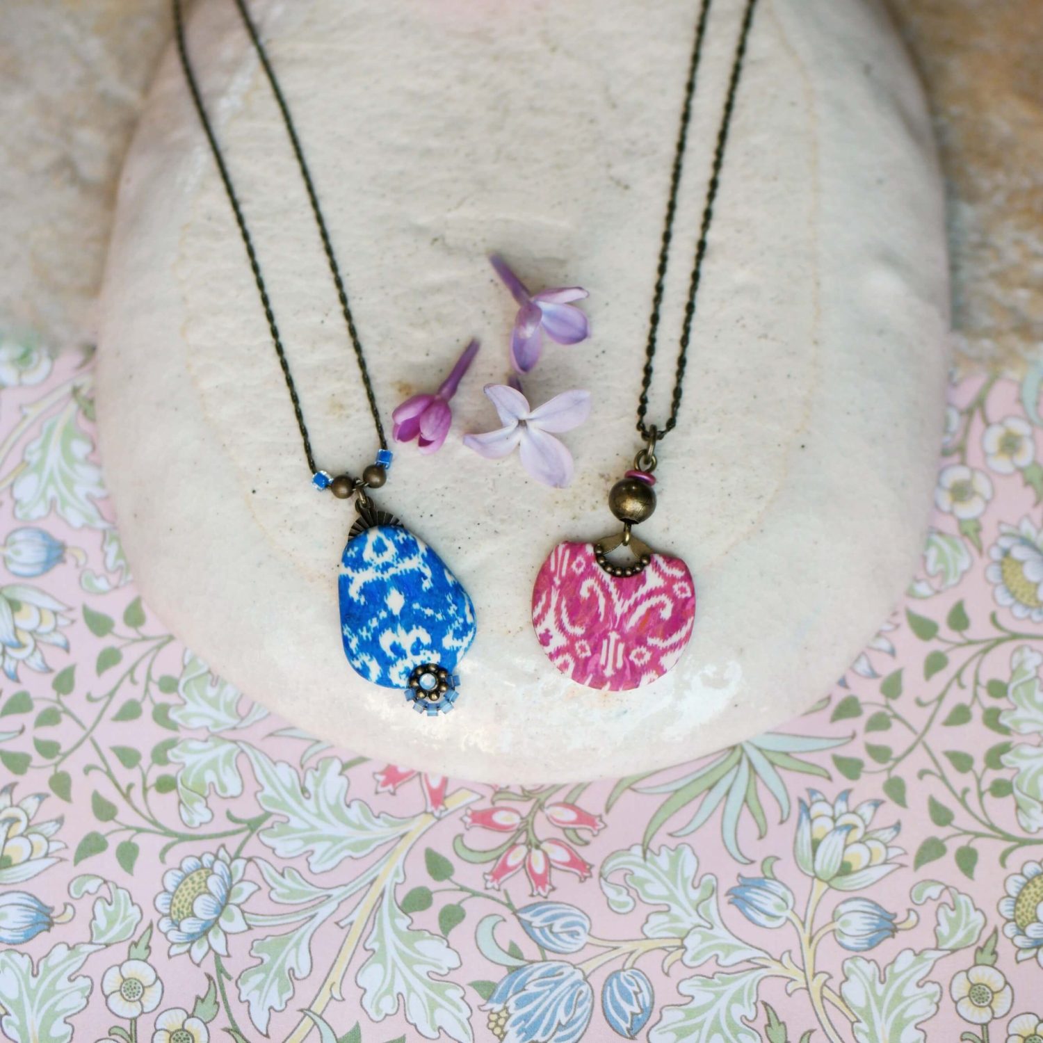 11prunes-nilufar-collier-laiton-pendentif-ikat-magenta-42-cm image 3