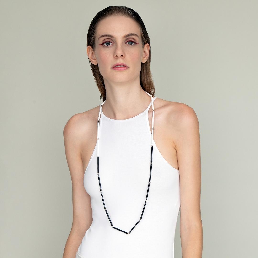 agapi-bau-jewels-collier-gropius-long-blanc-noir image 3
