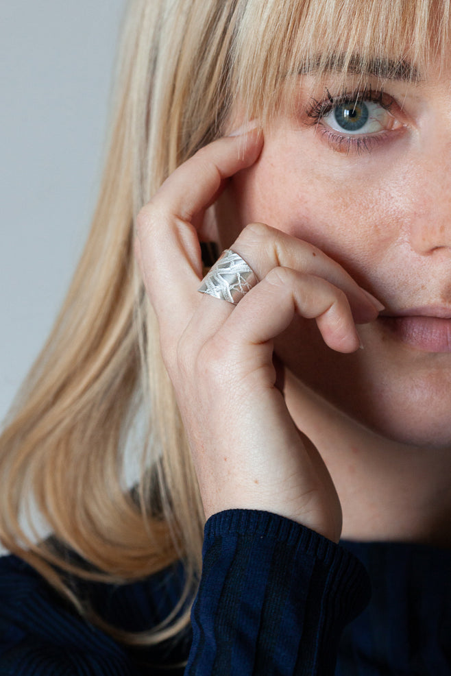 atelier-claire-marie-steinmetz-paysage-bague-large-argent-925-dentelle image 3