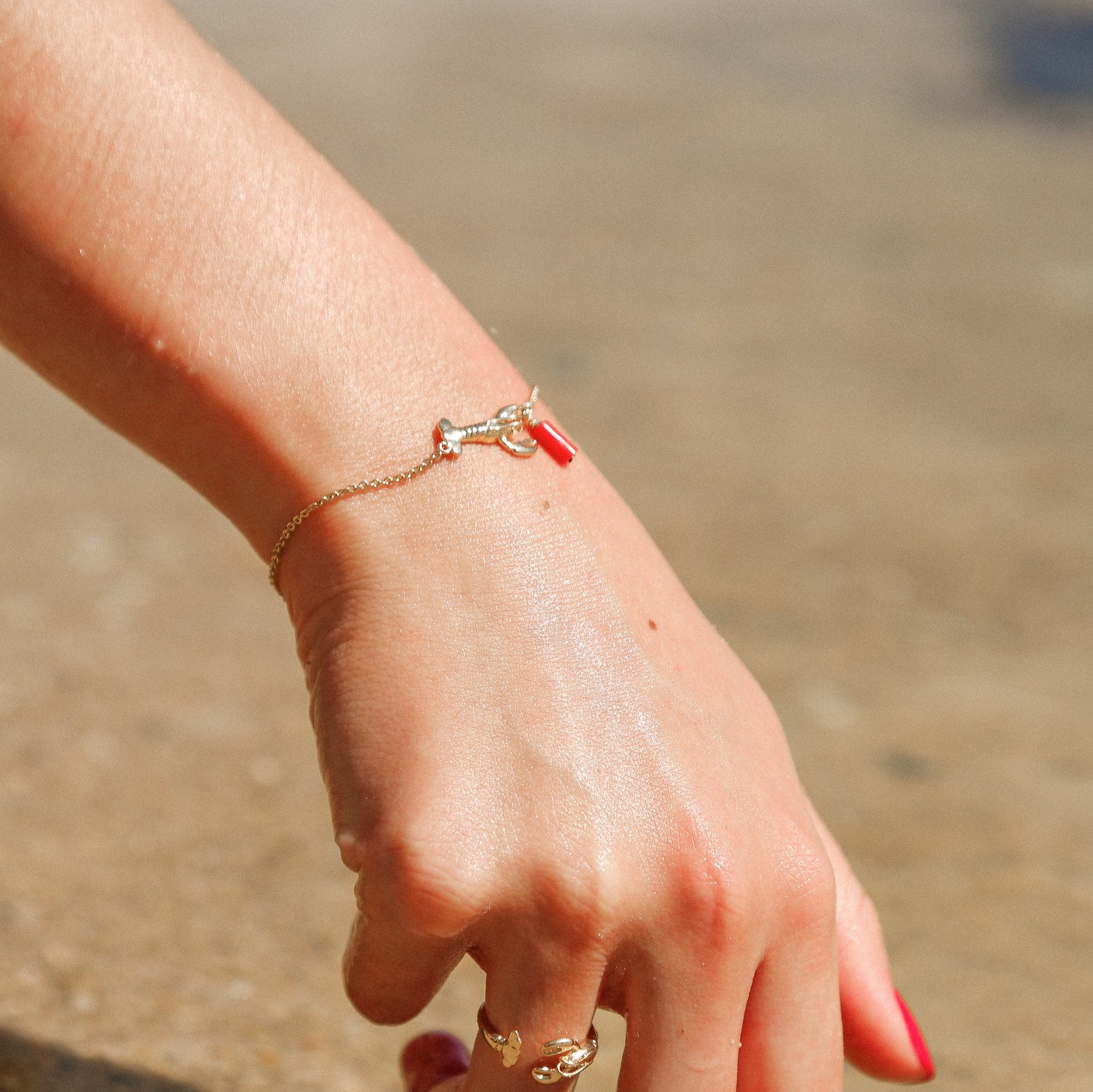 armeria-girard-le-homard-bracelet-homard-or-perle-rouge image 3