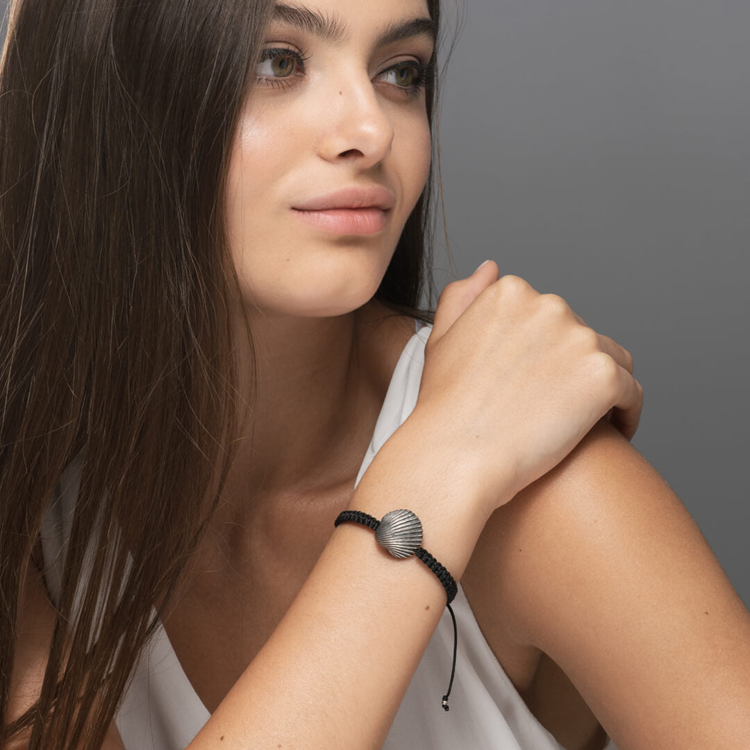 agapi-seastories-grande-oyster-bracelet-macram-noir-unisexe image 3