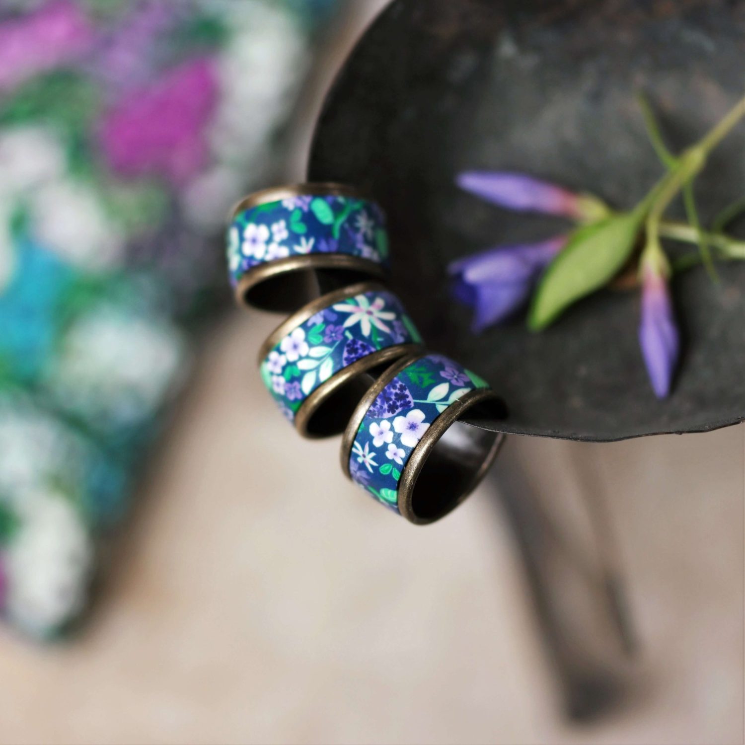 11prunes-hysope-bague-anneau-ajustable-laiton-motif-fleuri-vert-violet image 1