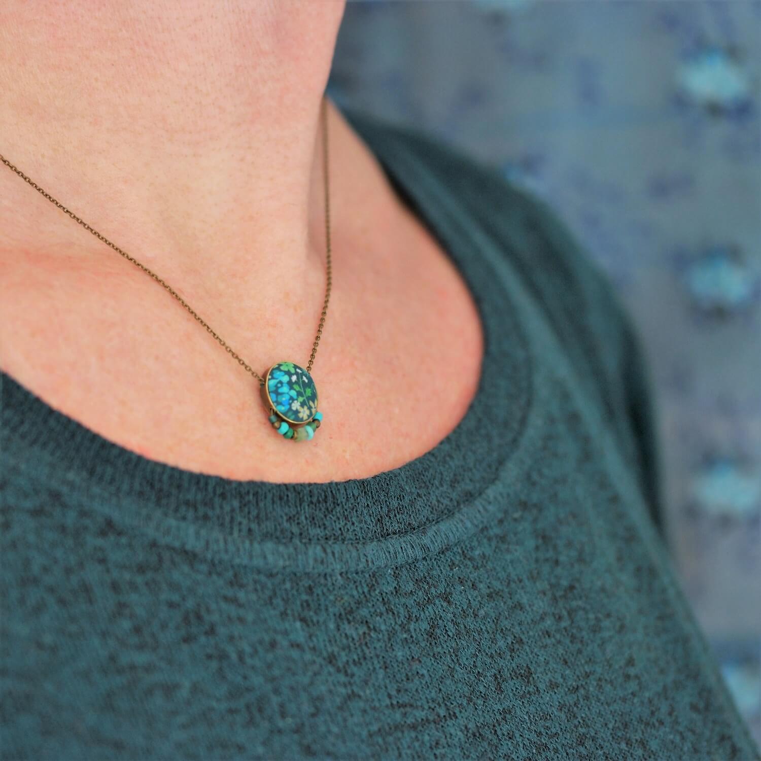 11prunes-amicie-collier-court-laiton-cabochon-floral-vert image 1
