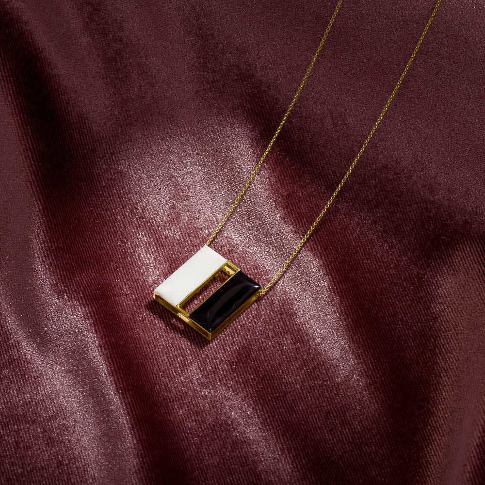 agapi-arcana-high-priestess-collier-dor-mail-noir-blanc image 3