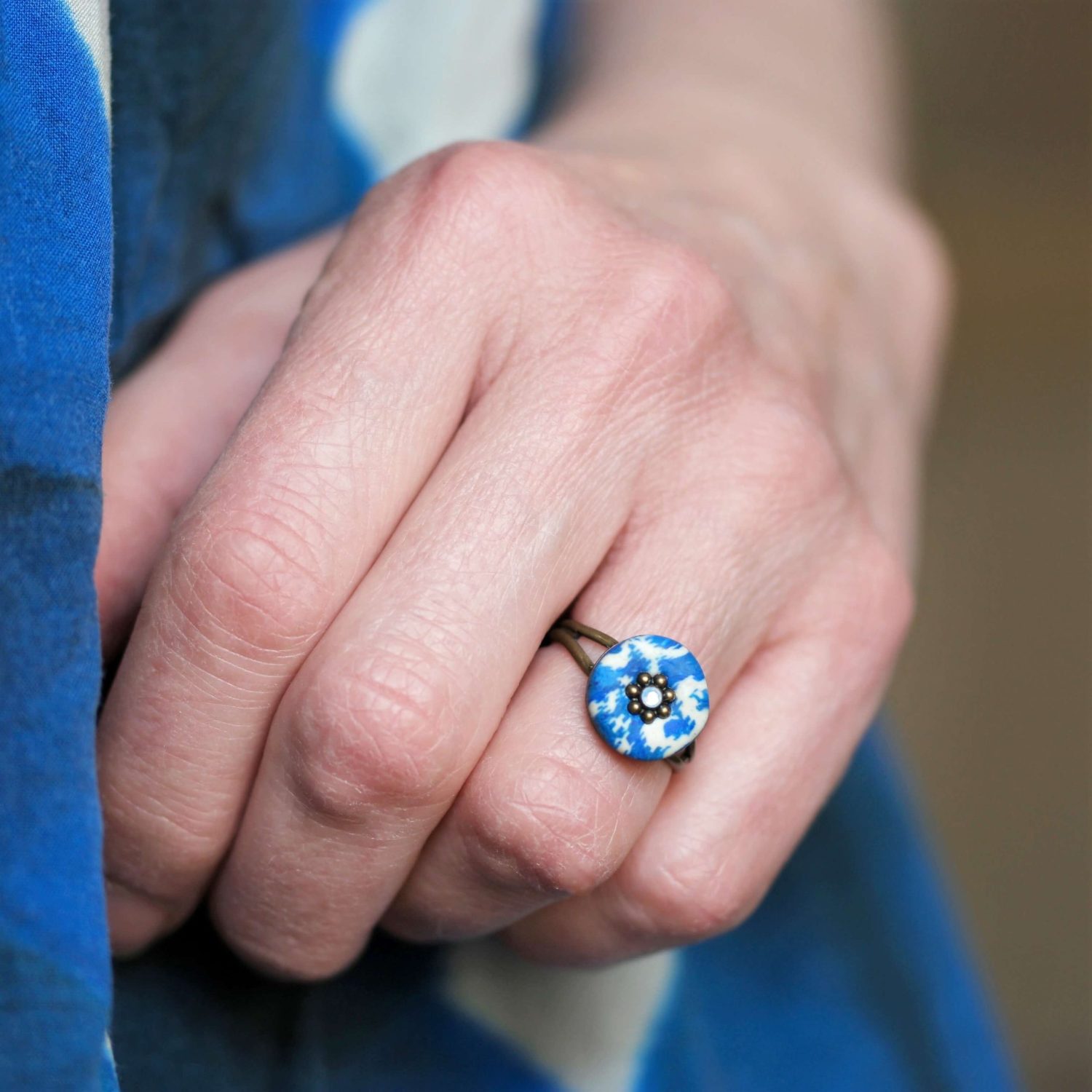 11prunes-nilufar-bague-ajustable-laiton-ikat-bleu-cabochon-rond image 2