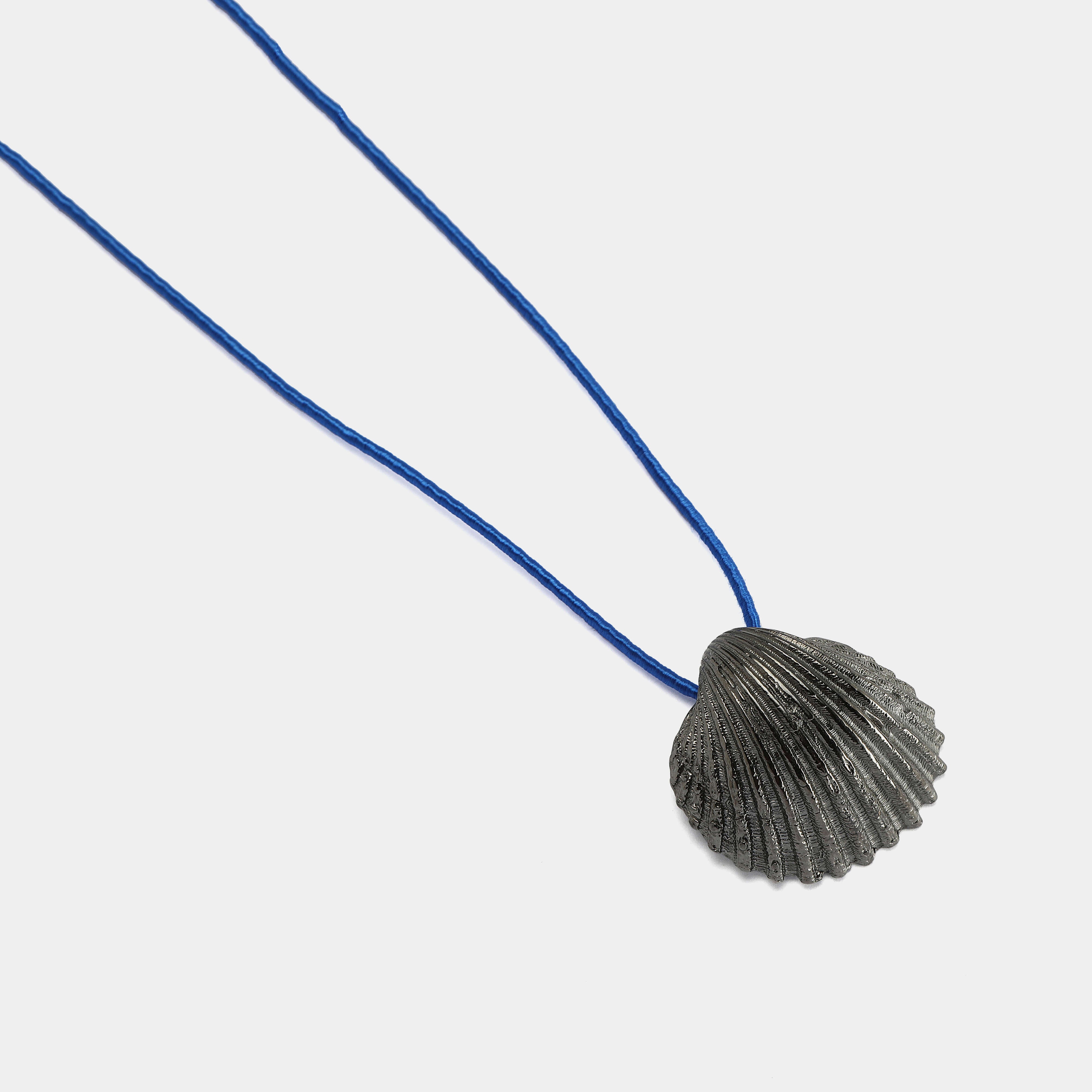 agapi-king-oyster-collier-cordon-soie-huitre-rhodium-noir image 3