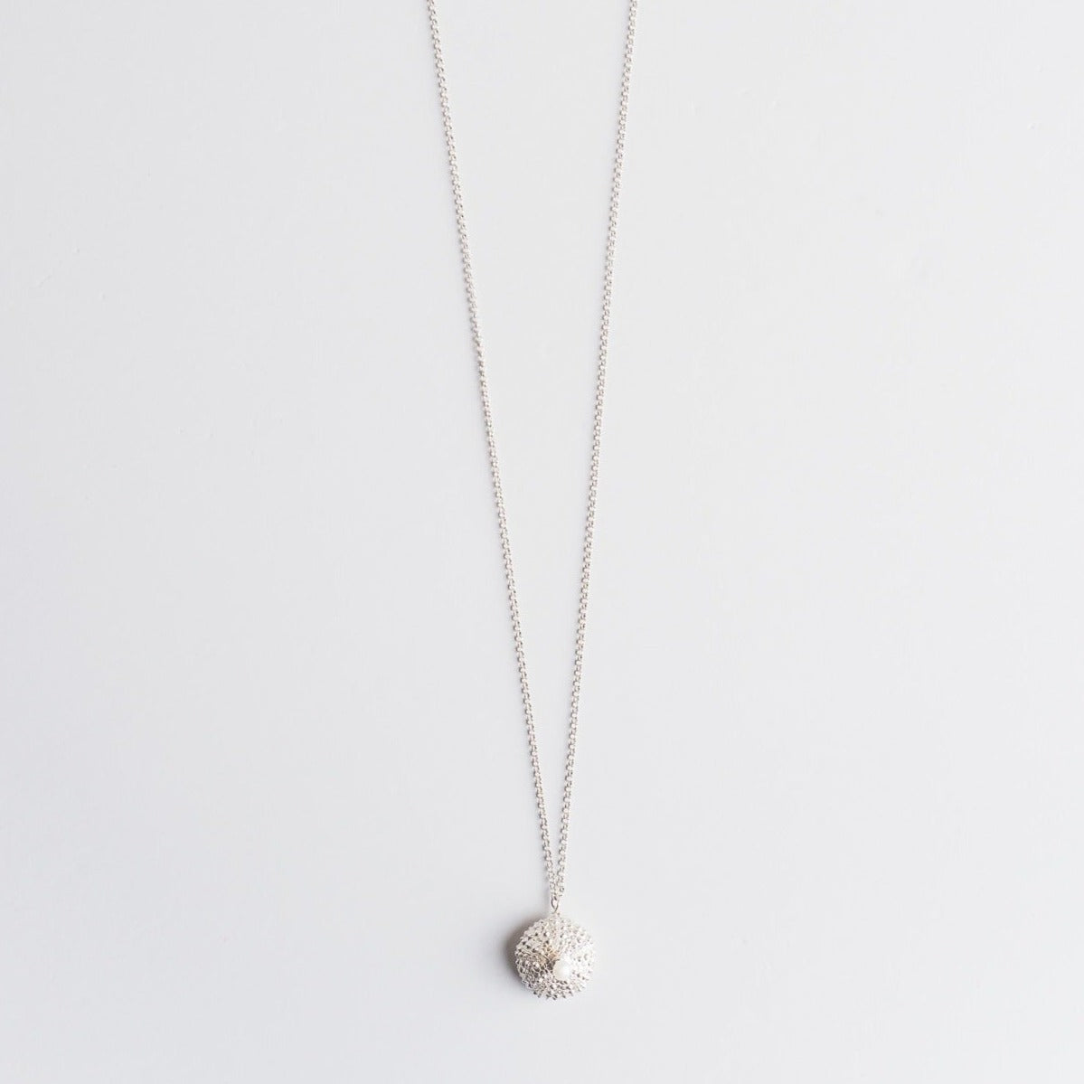 agapi-seastories-urchin-collier-argent-perle-eau-douce image 2