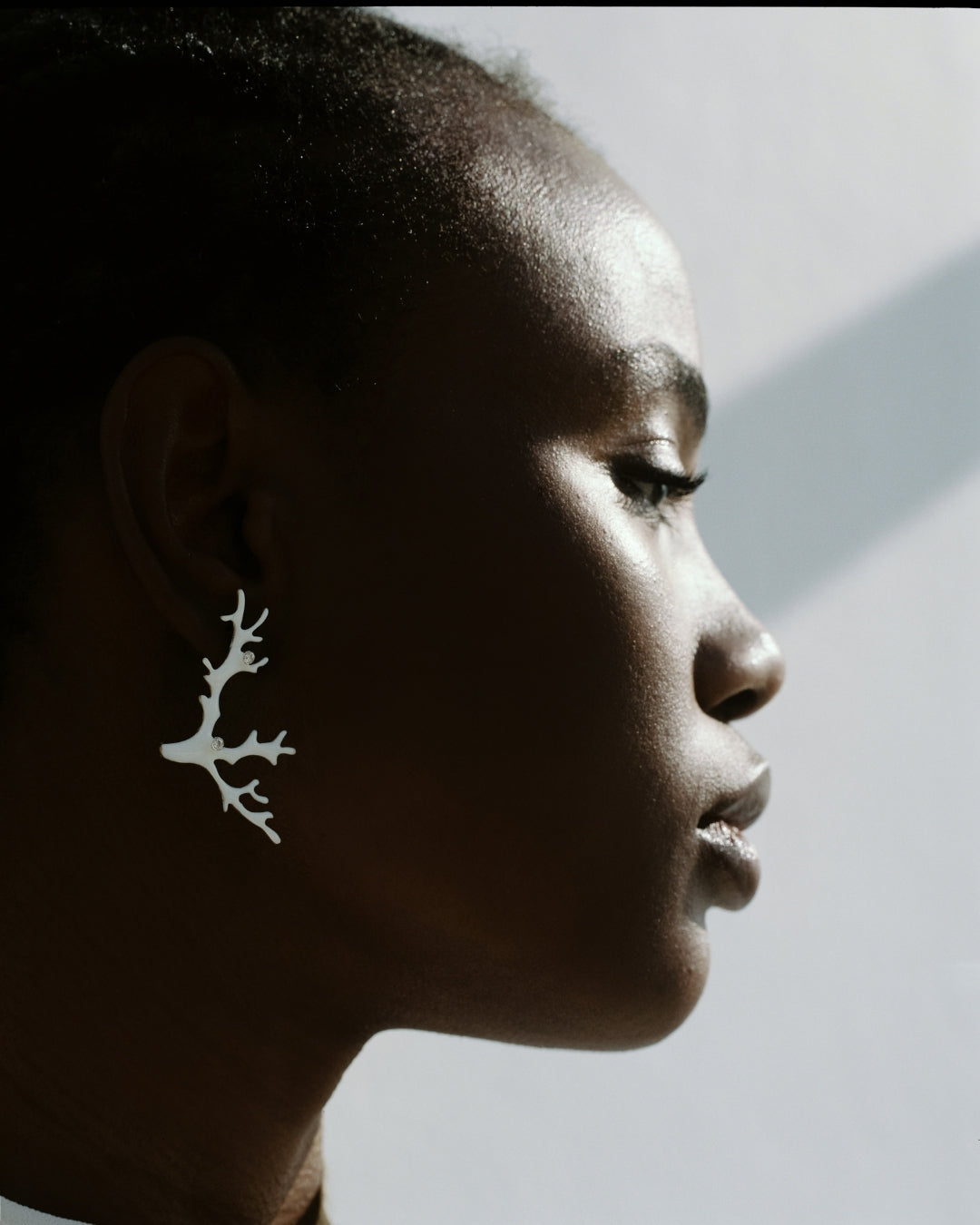 agapi-coral-dream-boucles-d-oreilles-corail-mail-blanc image 2