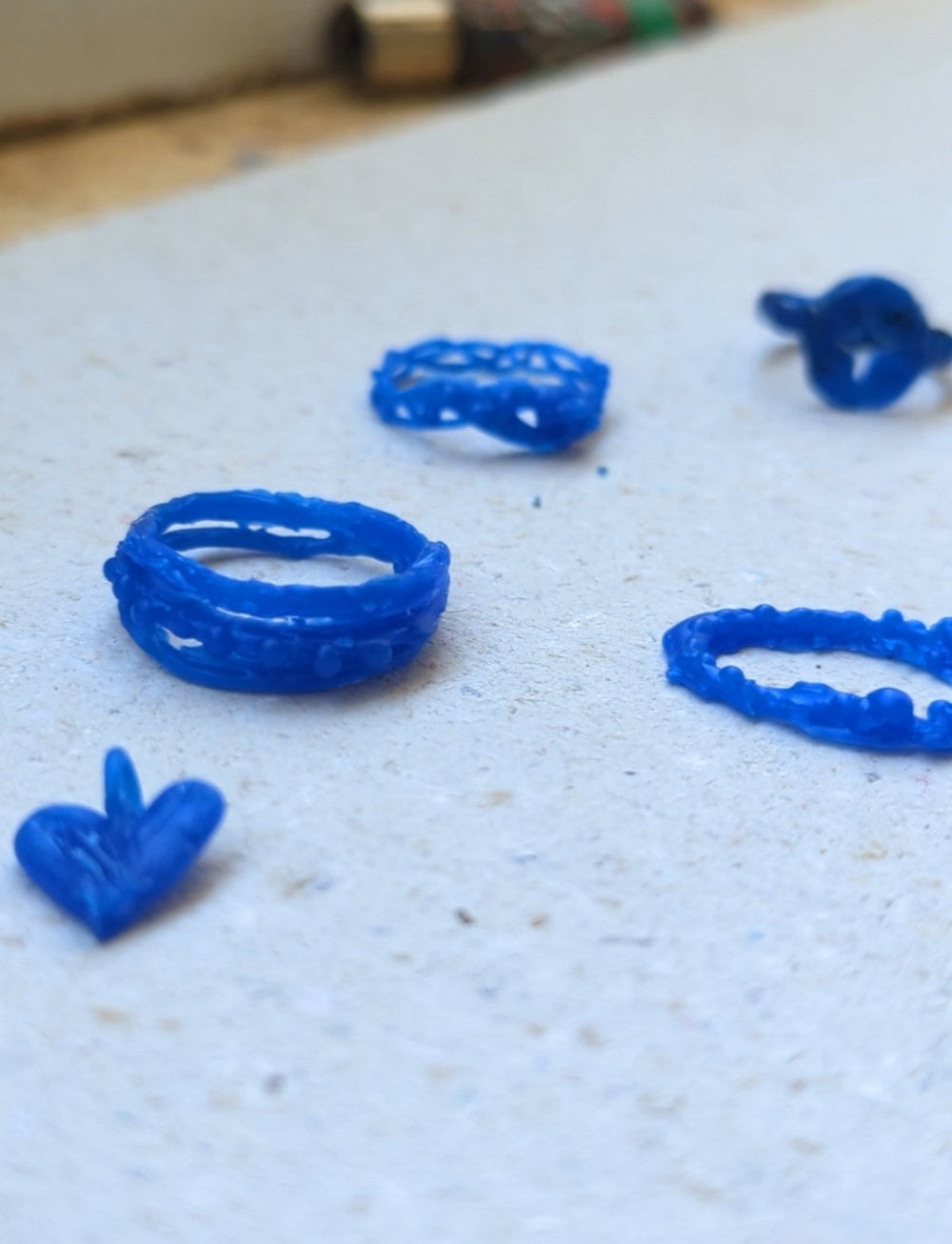 atelier-claire-marie-steinmetz-cire-bague-bronze-3-personnes-et-plus image 7
