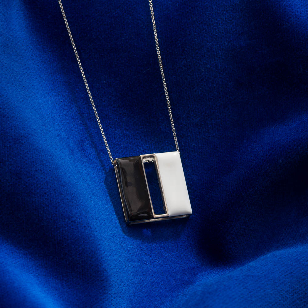 agapi-arcana-high-priestess-collier-noir-blanc-carr image 3