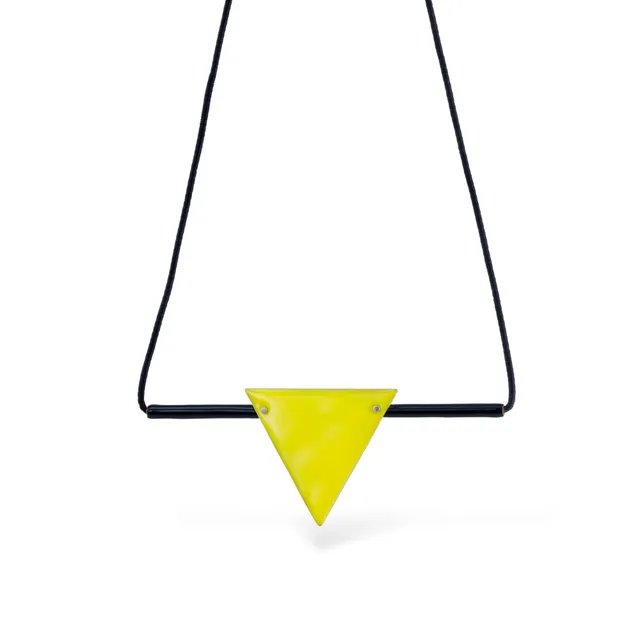 agapi-bau-jewels-collier-triangle-cordon-noir-jaune image 1