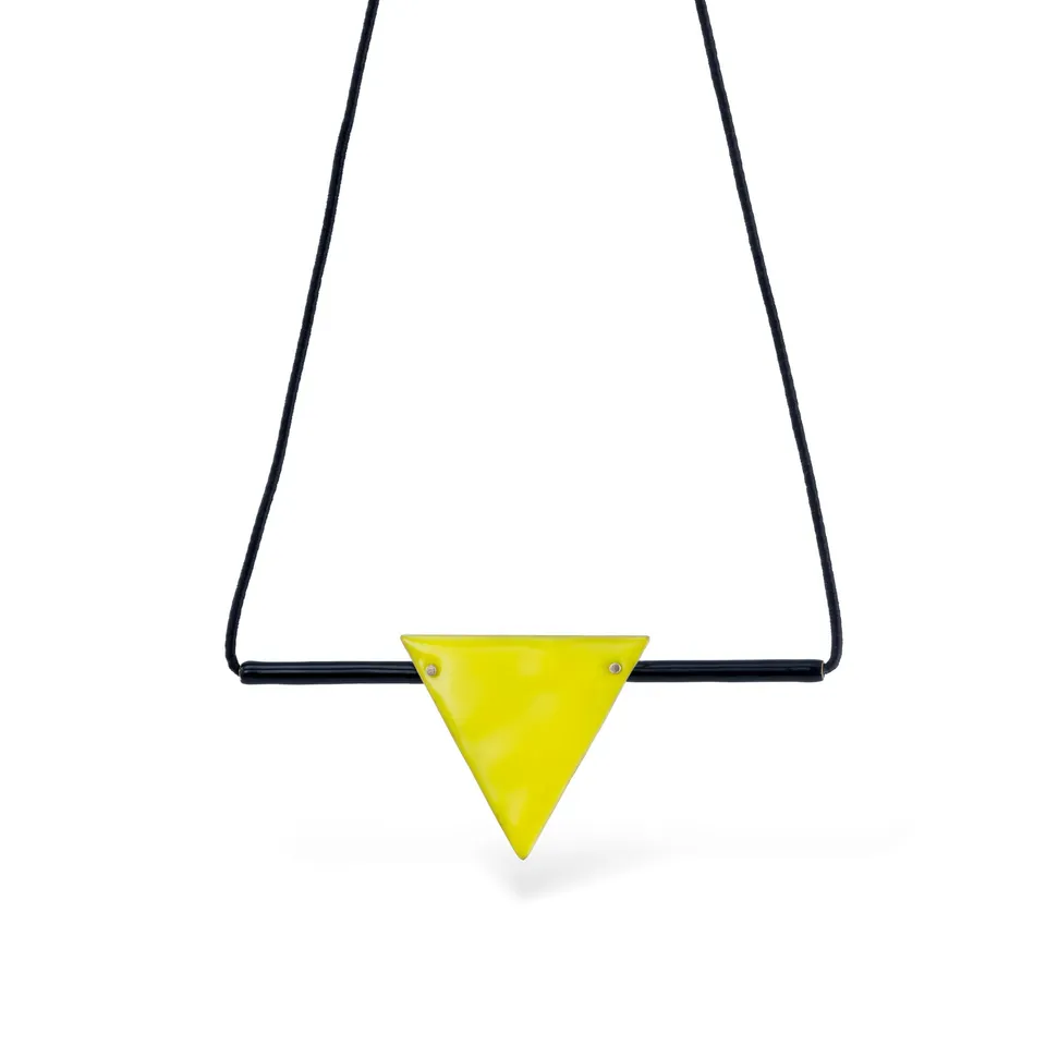 agapi-bau-jewels-collier-triangle-cordon-noir-jaune image 1