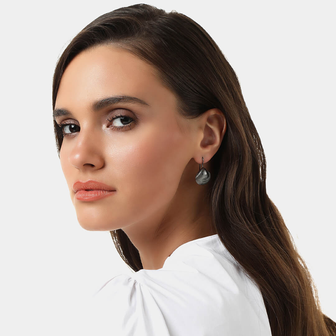agapi-seastories-master-clam-boucles-oreilles-rhodium-noir image 2