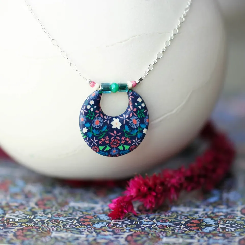 11prunes-nolana-collier-pendentif-rond-floral-bleu-cha-ne-argent image 1