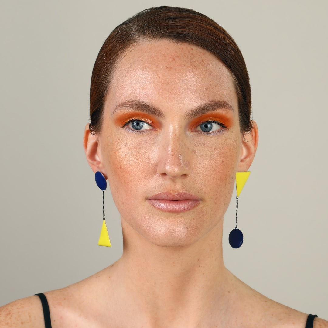 agapi-bau-jewels-primaries-ii-boucles-pendantes-bleu-jaune image 2